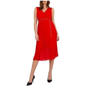 červené plisované midi šaty s řetízkovým páskem obraz