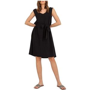 černé jednoduché letní šaty s páskem obraz