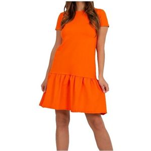 Oranžové šaty s volánem obraz