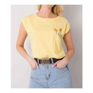 žluté tričko s výšivkou květin a kapsou obraz