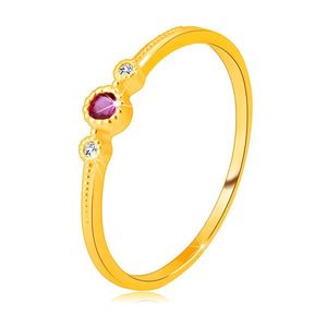 Diamantový prsten ze 14K žlutého zlata - rubín v objímce, čiré brilianty, drobné kuličky - Velikost: 49 obraz