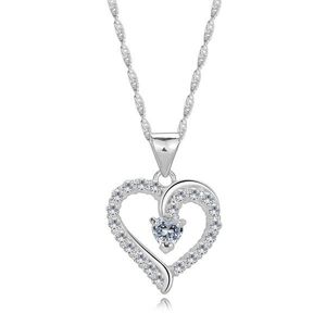 Stříbrný náhrdelník 925 - obrys srdce se zirkonovými rameny, zirkony obraz