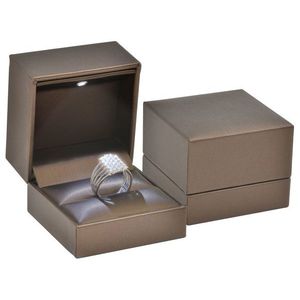 JK Box Luxusní LED osvětlená koženková krabička na prsten ZK-2/L/A21 obraz