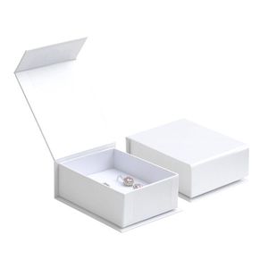 JK Box Bílá dárková krabička na soupravu šperků VG-6/AW obraz