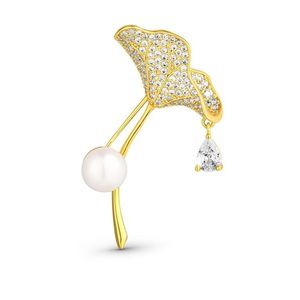 JwL Luxury Pearls Třpytivá pozlacená brož 2v1 s krystaly a pravou perlou Ginkgo JL0837 obraz