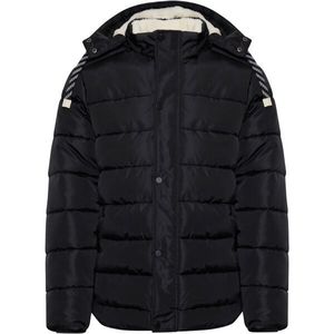 Černá zimní bunda s vysokým límcem obraz