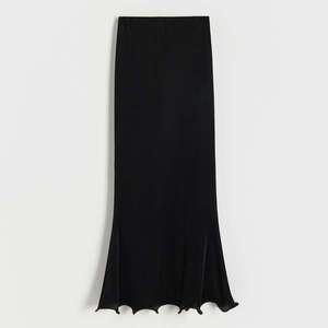 černá žebrovaná sukně obraz