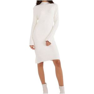 Bílé šaty s dlouhým rukávem obraz