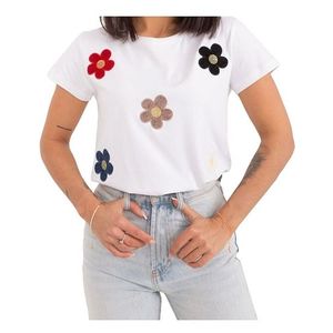 Bílé tričko s barevnými kvítky obraz