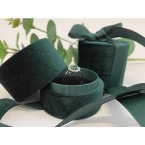 JK Box Smaragdová dárková krabička na prsten se stužkou LTR-3/P/A19 obraz
