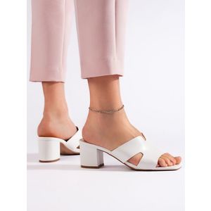 Pohodlné dámské sandály bílé na širokém podpatku obraz