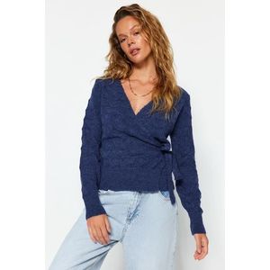 Trendyol Indigo měkký texturovaný dvouřadý pletený svetr s výstřihem obraz