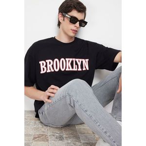 Trendyol Black Oversize/Wide Cut Fluffy Brooklyn City-Text Print 100% Cotton T-Shirt obraz