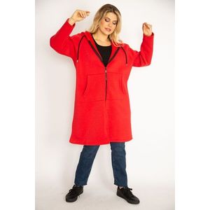 Dámský plus size červený kabát s vnitřním zvýšeným fleecovým materiálem, předním zipem, klokankou kapsou a kapucí od značky Şans. obraz