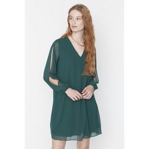 Trendyol smaragdově zelené mini šifonem lemované tkané tkané šaty obraz