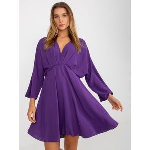 Tmavě fialové vzdušné šaty s výstřihem od Zayna obraz