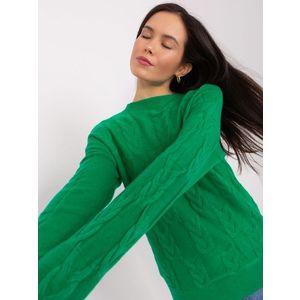 Zelený svetr s kabely, volný střih obraz
