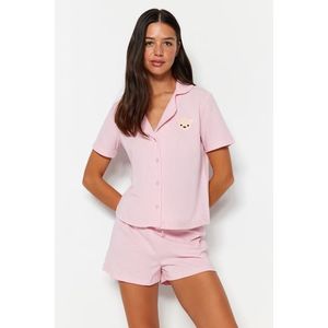 Trendyol Světle Růžové 100% Bavlněné Pyžamo s Výšivkou Medvídka - Košile a Kraťasy obraz