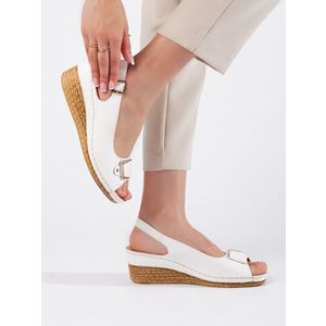 Pěkné sandály dámské bílé na klínku obraz