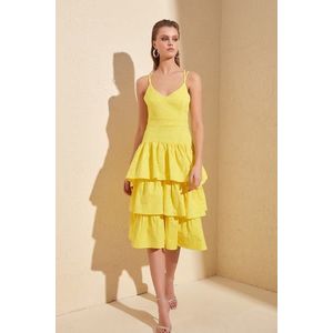 Žluté texturované šaty s detaily na zádech od Trendyol obraz