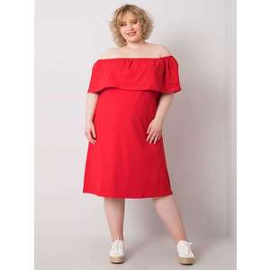 Červené šaty plus velikosti se španělským výstřihem obraz