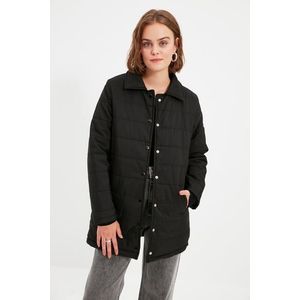 Trendyol Black Shirt Collar Prošívaný sezónní péřový nafukovací kabát se zapínáním na patentky obraz