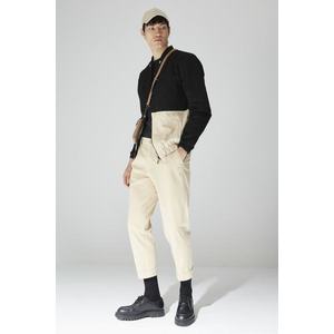 Trendyol Limited Edition Béžové Pánské Kalhoty s Esenciálním Střihem, Páskem a Dvojitými Skládanými Nohavicemi obraz