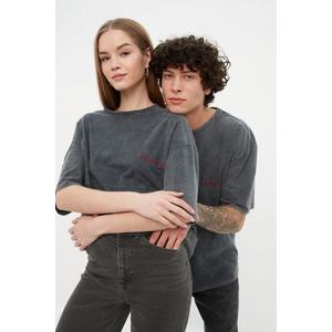Trendyol Unisex Oversize/Wide-Fit Wear/Faded Effect Embroidery 100% Cotton T-Shirt obraz