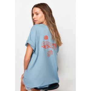 Trendyol Indigo 100% Cotton Slogan Printed on the Back Boyfriend Fit Crew Neck Knitted T-Shirt obraz