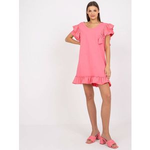 Růžové letní šaty s volánem a aplikací obraz