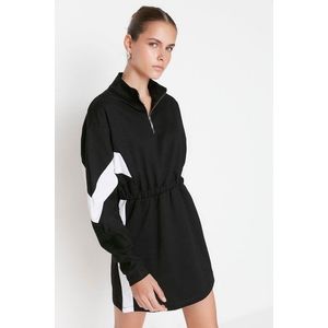 Černé blokové pletené šaty A-line od značky Trendyol obraz