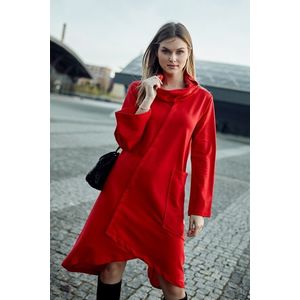 Lichoběžníkové červené šaty se širokým rolákem obraz