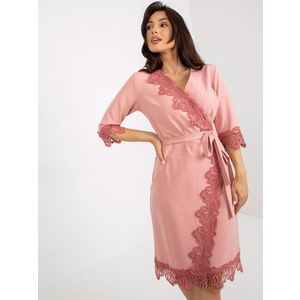 Zaprášené růžové koktejlové šaty s řasením a 3/4 rukávy obraz