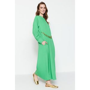 Trendyol zelené večerní šaty z krepu s řetízkovým pasem a řetízkovým páskem, v pohodlném střihu obraz