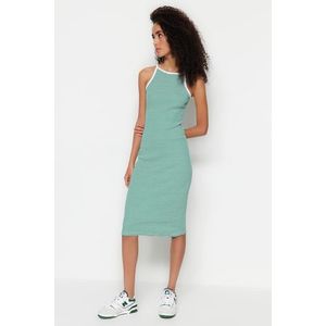 Trendyol zelené pruhované vypasované/jednoduché, ohlávka midi vlnité, flexibilní pletené šaty s ramínky obraz