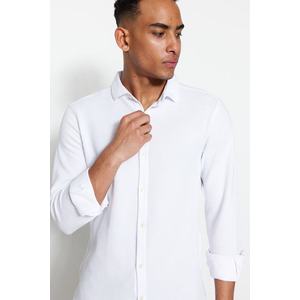 Pánská bílá úzká pletená košile Trendyol, kterou lze snadno vyžehlit. obraz