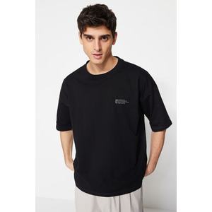 Trendyol Černé oversize tričko se 100% bavlnou s minimálním textovým potiskem obraz