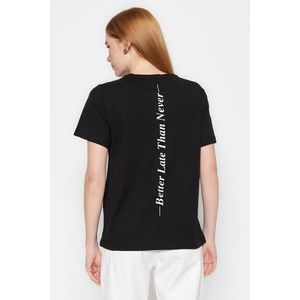 Trendyol černé 100% bavlněné tričko s potiskem sloganu na zádech, základní kulatý výstřih, pletené tričko obraz