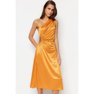 Trendyol Oranžové pletené večerní šaty s oknem/výřezem detailně v saténu obraz