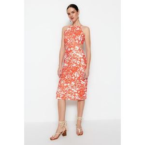 Trendyol oranžový květinový vzor zadní detailní, flexibilní midi pletené šaty obraz