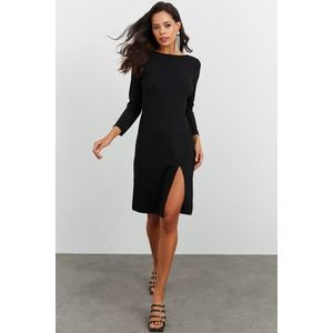 Cool & sexy dámské černé šaty s rozparkem obraz