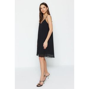 Trendyol Limited Edition Black Premium Pleated Shift/Plain Mini Knitted Dress With Low-Cut Back obraz