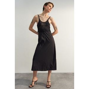 Trendyol černé limitované edice midi tkaných šatů s detailem doplňku obraz