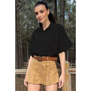 Trend Alaçatı Stili dámská černá lněná košile s dvojitou kapsou a krátkým rukávem obraz