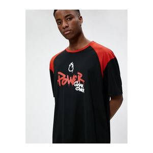 Sportovní oversize tričko Koton s potiskem sloganu s polovičními rukávy u výstřihu. obraz