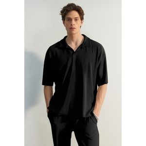Trendyol Limited Edition Black Oversize/Wide Fit Textured Anti-Wrinkle Polo Neck T-Shirt obraz