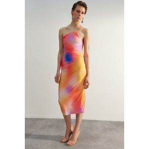 Trendyol Limitovaná edice vícebarevná tištěná vypasovaná midi flexibilní pletená šaty na jedno rameno obraz