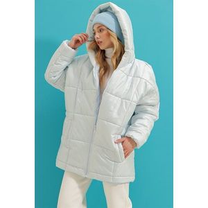 Trend Alaçatı Stili Dámské světle modré s kapucí fleto kapesní puffer módní oversize péřový kabát obraz