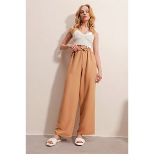 Trend Alaçatı Stili Dámské skořicové kalhoty s elastickým pasem a pohodlným střihem z materiálu Aerobin pro ženy obraz