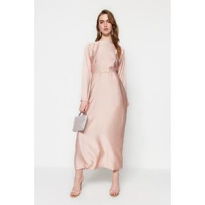 Trendyol světle růžové saténové večerní šaty s páskem obraz